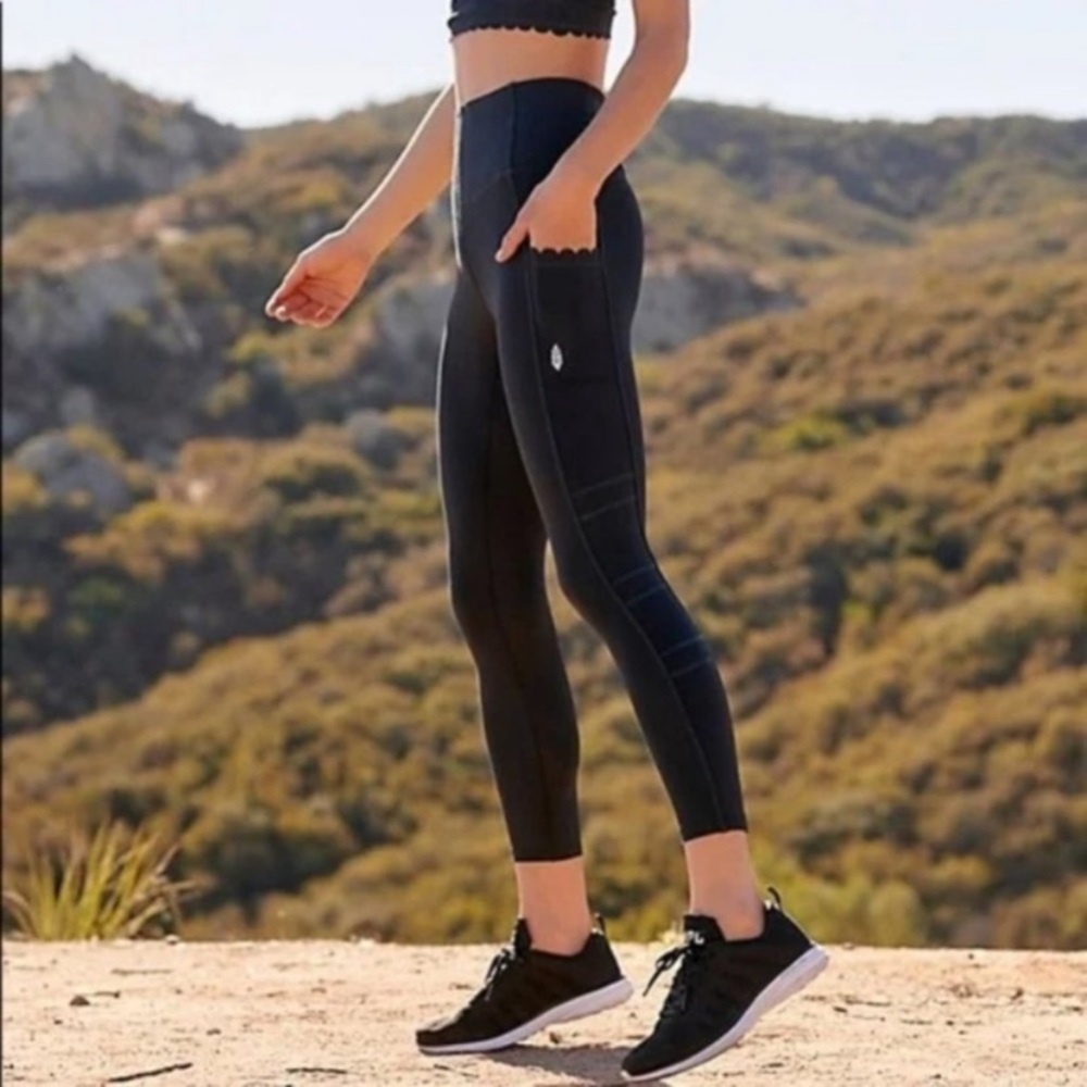 Free People NWT Pinky Promise Black Leggings With Pockets!